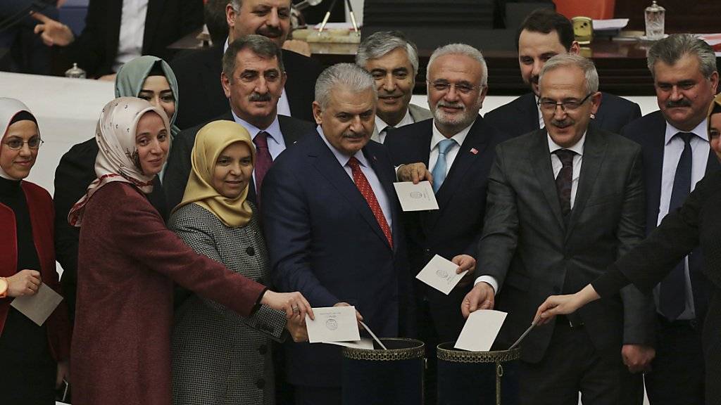 Türkische Parlamentarierinnen und Parlamentarier, in der Mitte Ministerpräsident Binali Yildirim (mit roter Krawatte), posieren für Fotografen bei der Stimmabgabe über eine umfassende Verfassungsreform. Das letzte Wort hat das Volk.