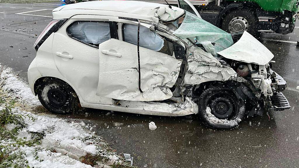 Die junge Lenkerin dieses Autos erlitt bei der Kollision in Wuppenau TG mittelschwere Verletzungen.