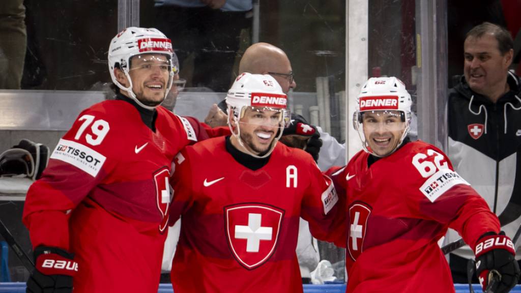 Die nächste Jubelarie in Zürich: Calvin Thürkauf (li.), Sven Andrighetto und Denis Malgin (re.) freuen sich über dessen Siegtor zum 2:1