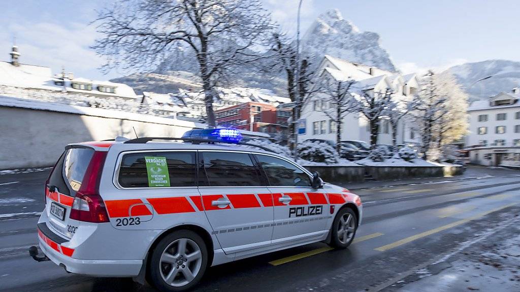 Eine Stützmauer in Schwyz ist einem Zürcher Autolenker zum Verhängnis geworden. Die Kantonspolizei klärt die genauen Umstände nun ab. (Symbolbild)