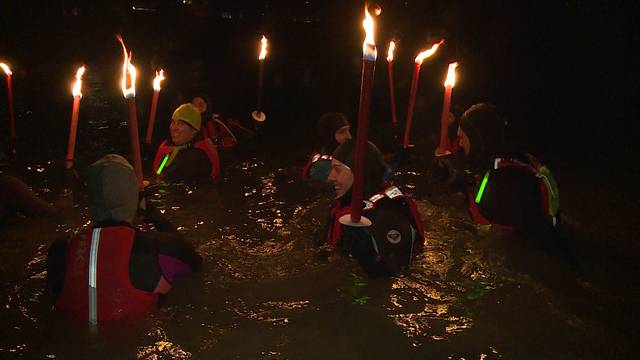 Die Hartgesottenen stürzen sich ins Wasser