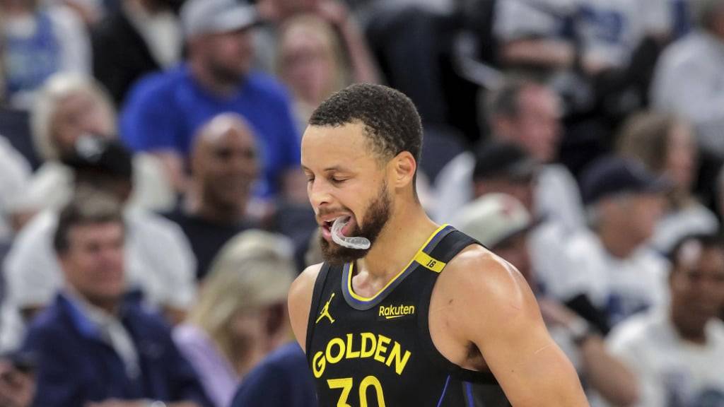 Mundschutz raus: Stephen Curry verlässt im zweiten Viertel angeschlagen den Platz