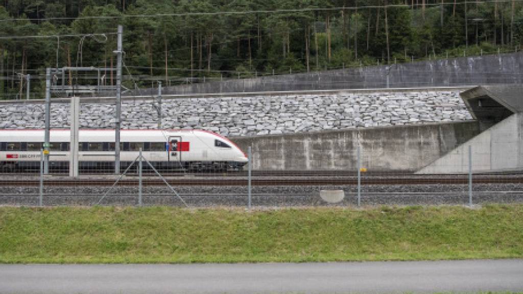 Am Freitagabend fuhr nach rund sieben Wochen Sperrung wieder ein Personenzug durch die Oströhre des Gotthard-Basistunnels in Richtung Süden.