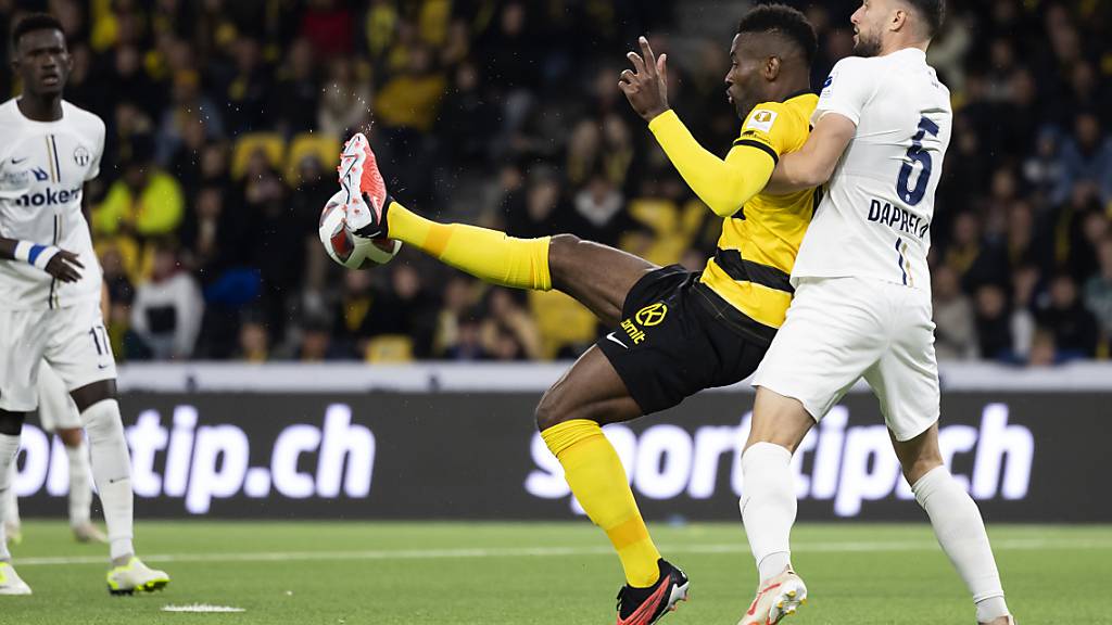 FCZ-Verteidiger Fabio Daprela (ganz rechts) im Clinch mit YB-Stürmer Jean-Pierre Nsame