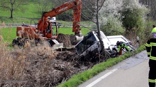 Lastwagen in Graben gekippt