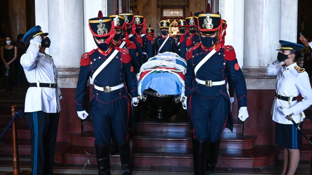 Der ehemalige argentinische Präsident, Carlos Menem, ist am Montag mit militärischen Ehren beigesetzt worden.
