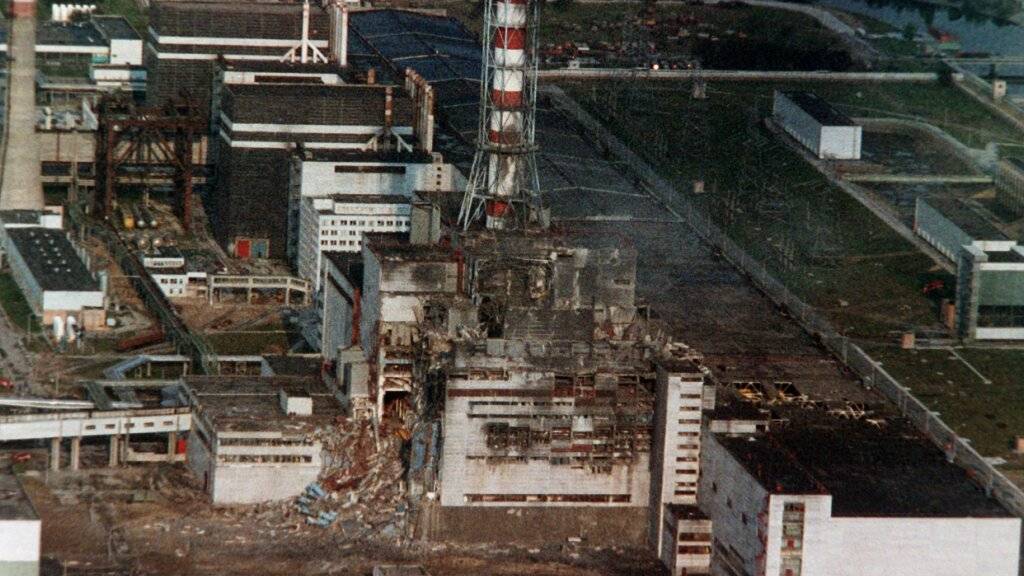 ARCHIV - Eine schwere Explosion hat am 26.04.1986 den Reaktorblock II des Kernkraftwerks in der Ukraine zerstört. Foto: dpa