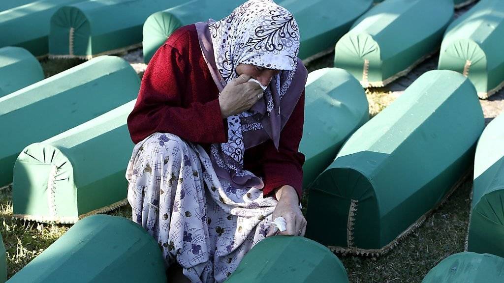 Trauer um die Ermordeten - eine bosnische Muslimin in Srebrenica.