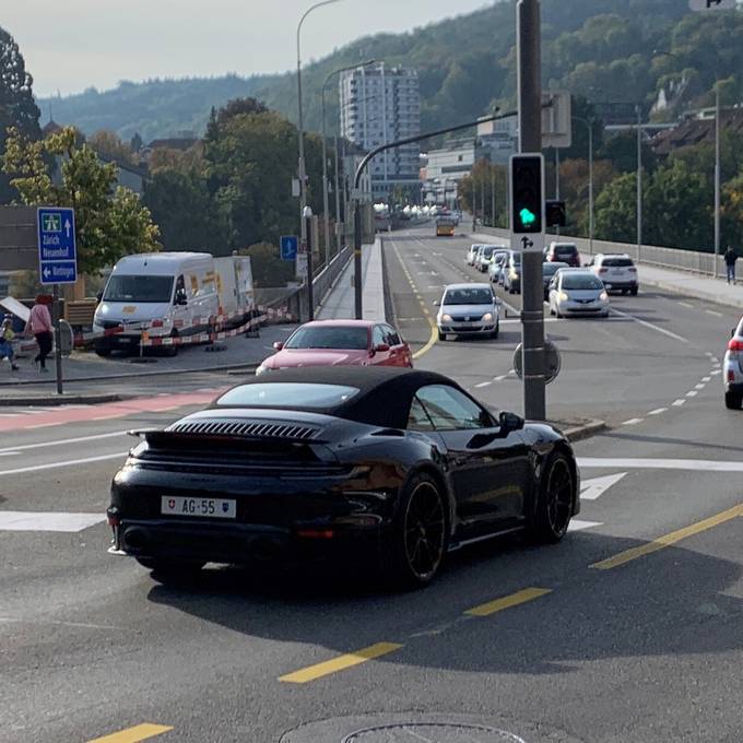 «AG 55», die wertvollste Autonummer des Kantons, hängt an einem schwarzen Porsche 