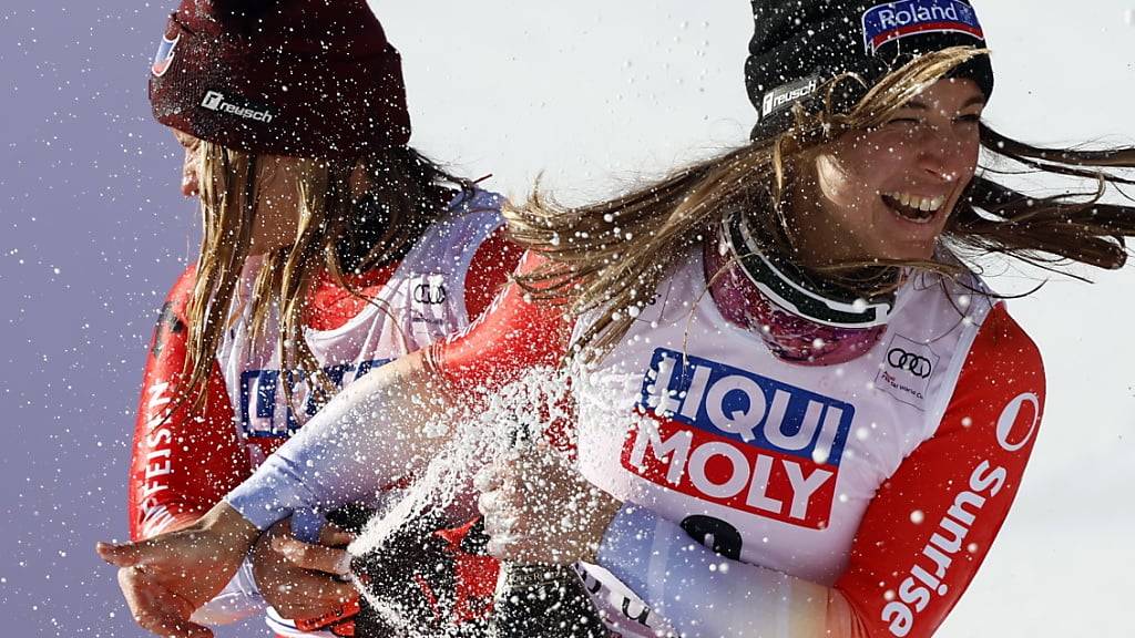 Jasmine Flury (rechts) und die zweitplatzierte Teamkollegin Joana Hählen lassen nach ihrem Coup in Val d'Isère die Korken knallen