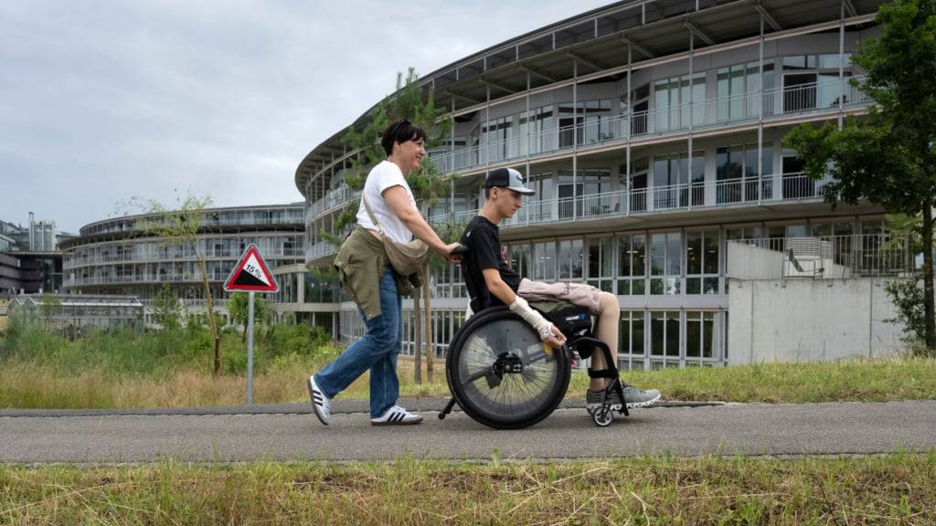 Menschen mit Querschnittlähmungen, die von Therapeuten des Schweizer Paraplegikerzentrums Nottwil begleitet werden, bewegen sich vom Bahnhof Nottwil in Richtung Schweizer Paraplegiker-Zentrum Nottwil. (Archivaufnahme)