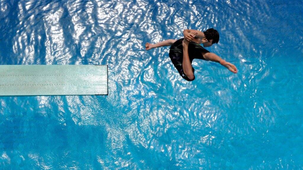 Der Trend zu Unterhosen unter der Badehose sorgt immer wieder für Konflikte in Schwimmbädern. (Symbolbild)