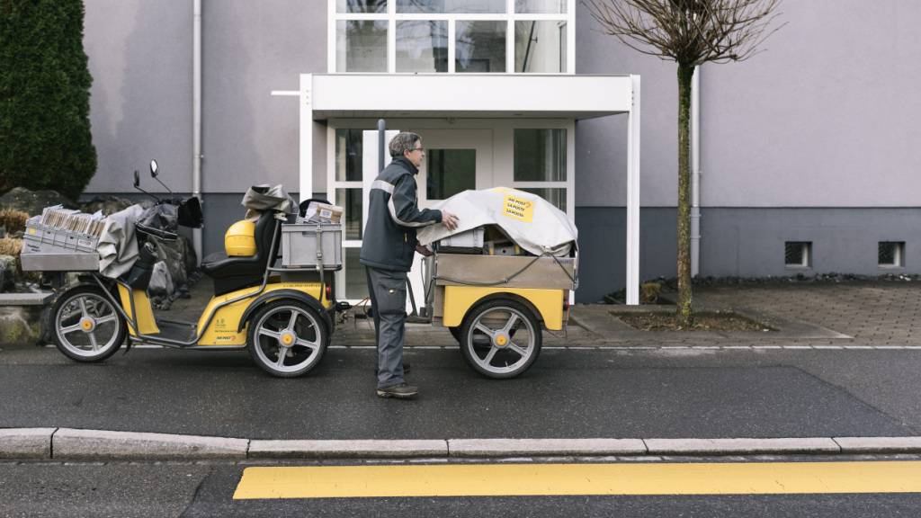 Briefe, Pakete und Zeitungen werden auch künftig überallhin zugestellt. (Archivbild)