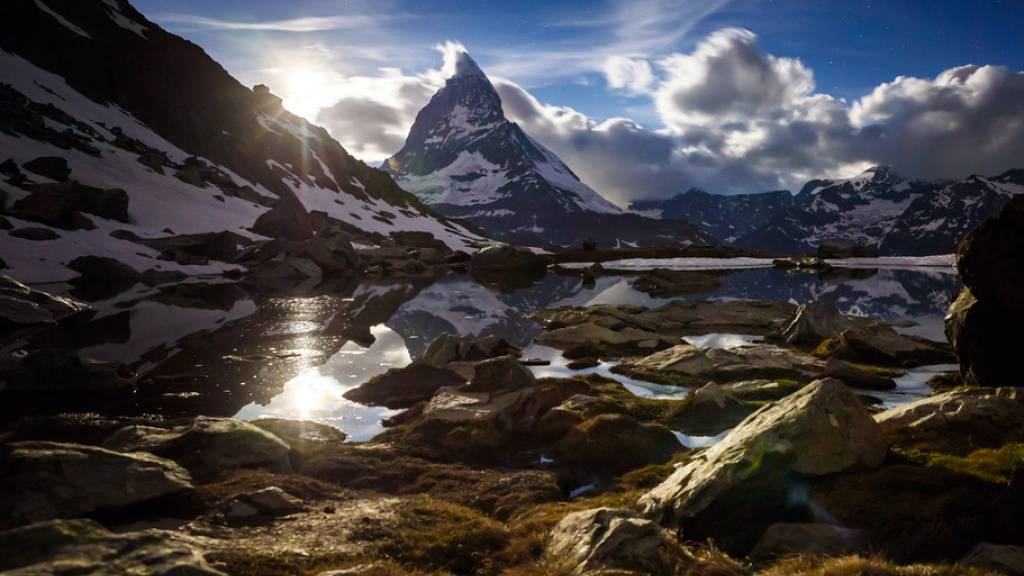 Mondaufgang am Matterhorn: Doch der Mond kann mehr, als nur das Gemüt erfreuen. Beispielsweise lenkt er den Menstruationszyklus und den Schlaf, wie Forscher jetzt bewiesen haben wollen. (Symbolbild)