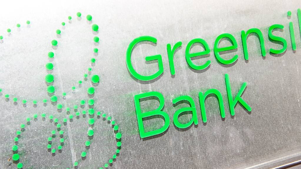FILED - Ein Schild mit dem Firmennamen «Greensill Bank» hängt am Eingang der Bremer Privatbank. Photo: Sina Schuldt/dpa