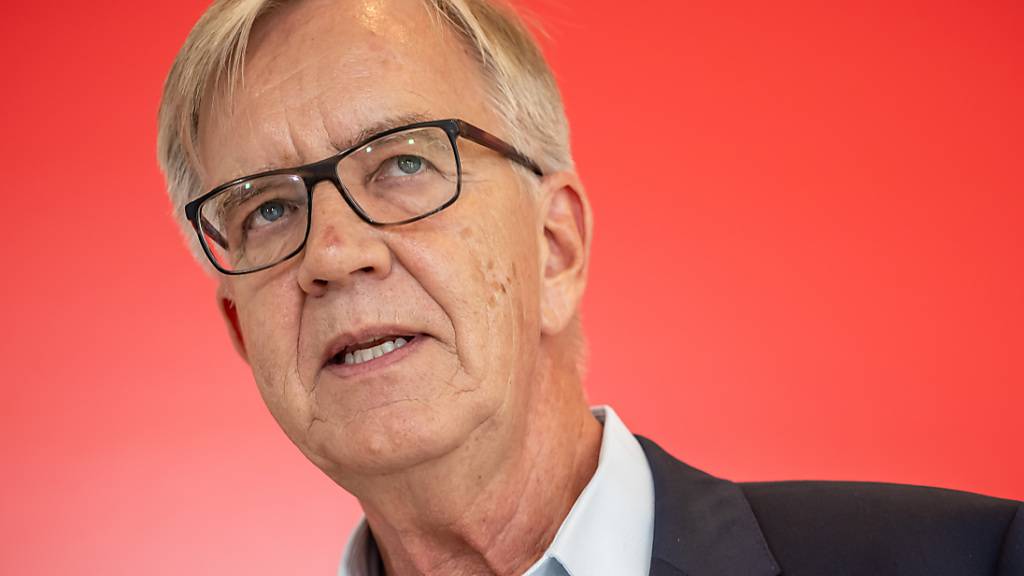 ARCHIV - Dietmar Bartsch, Fraktionsvorsitzender der Partei Die Linke, spricht bei einem Pressestatement vor Beginn der Fraktionssitzung im Bundestag. Foto: Michael Kappeler/dpa