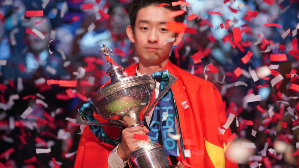 Wu Yize posiert mit dem Weltmeister-Pokal