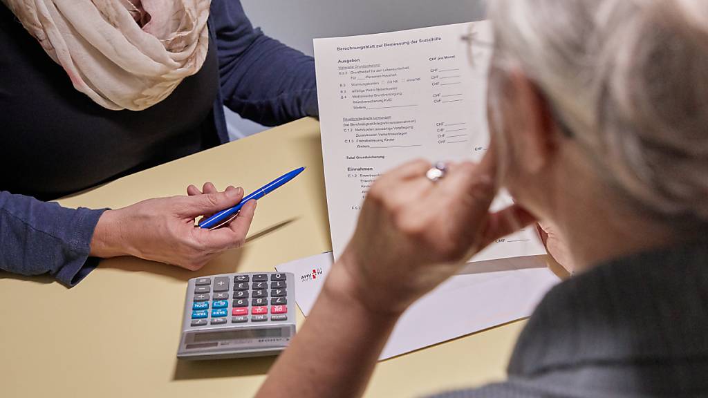 Fast 41 Prozent der Bevölkerung lebten 2022 in einem Haushalt mit irgendeiner Form von Schulden: Budgetberatung bei der Caritas. (gestelltes Archivbild)