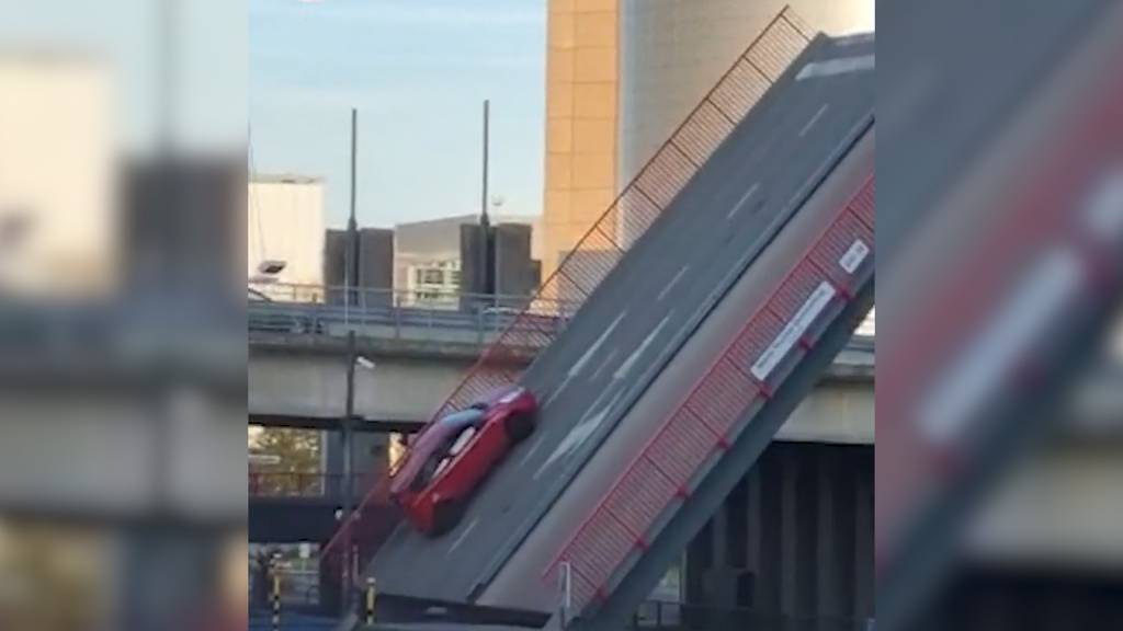 Dreiköpfige Familie leicht verletzt: Auto rollt von Zugbrücke in Belgien