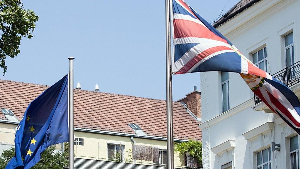 Eine EU-Fahne sowie eine britische Fahne wehen im Wind. (Symbolbild)