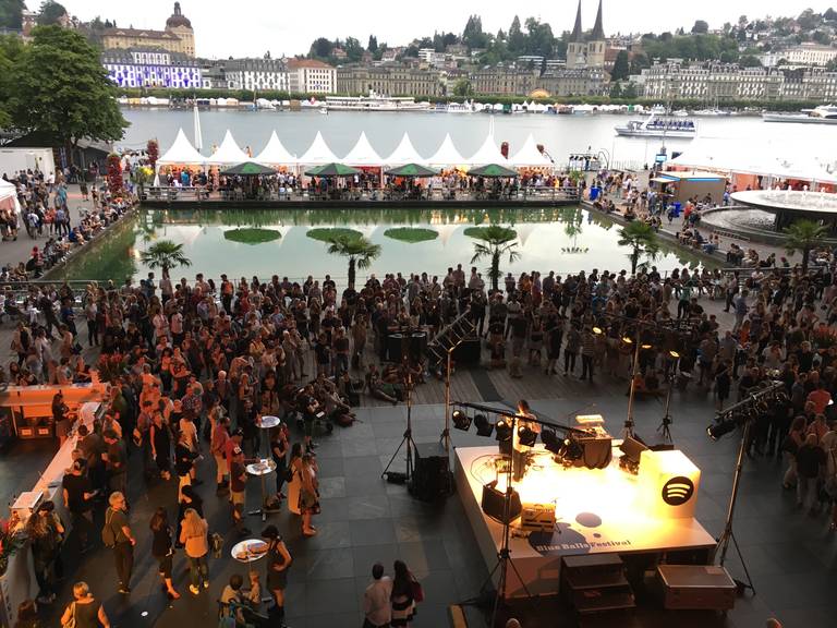 Das Blue Balls Festival in Luzern zieht die Massen an.