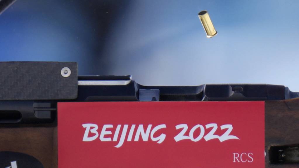 Die Hülse fliegt aus dem Lauf: Das Schiessen wird in Peking wegen Wind und Kälte zur echten Herausforderung.