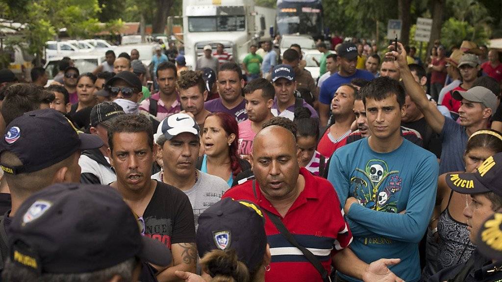Protestaktion in Peñas Blancas: Kubanische Migranten blockieren an der Grenze zwischen Costa Rica und Nicaragua die internationale Verkehrsader Transamericana.