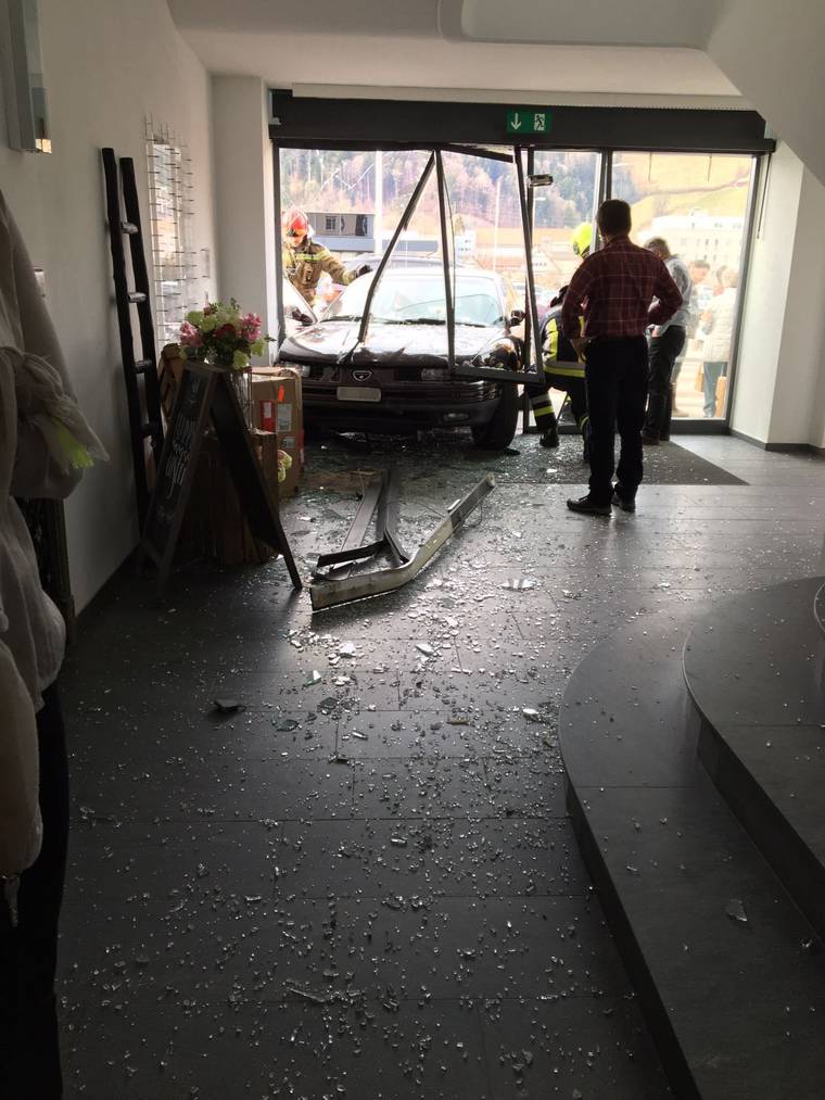 Der Autofahrer landete im Eingangsbereich des Geschäftes. (Bild: zVg)