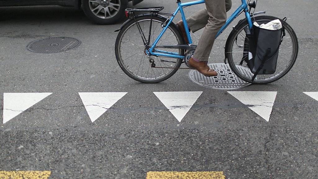 Mit dem Velo zur Arbeit statt mit dem Auto - das zahlt sich aus, zeigt eine neue Studie. (Symbolbild)