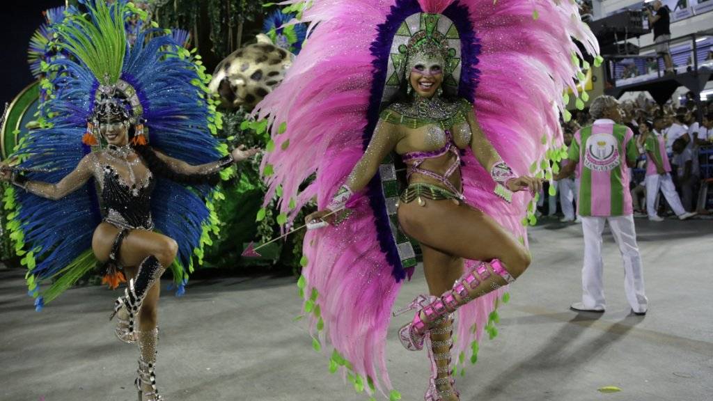 Künstler der Sambaschule Paraiso de Tuiuti an der Abschlussparde beim Karneval von Rio.