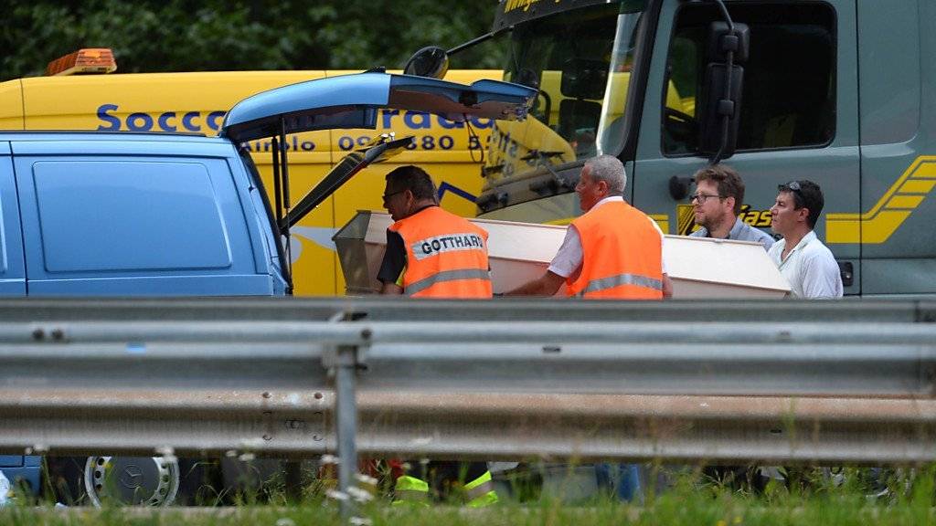 Eine vierköpfige Familie starb am Dienstag bei einem schweren Verkehrsunfall auf der A2 bei Quinto. Der Lastwagenfahrer schwebt weiterhin in Lebensgefahr.