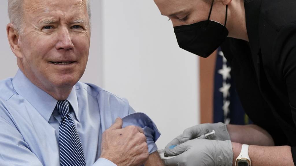 ARCHIV - Joe Biden, Präsident der USA, erhält, im Rahmen einer Stellungnahme zum Stand der USA im Kampf gegen das Coronavirus, vor laufenden Kameras eine zweite Auffrischungsimpfung. Biden hat sich mit dem Coronavirus infiziert. Der 79-Jährige habe «sehr milde Symptome», teilte das Weiße Haus am Donnerstag in Washington mit. Foto: Patrick Semansky/AP/dpa