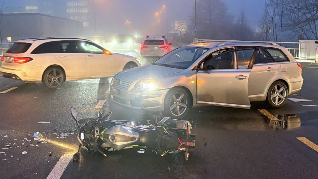 In Hochdorf LU wurde am Mittwochmorgen ein Motorradfahrer bei einer Kollision mit einem Auto verletzt.