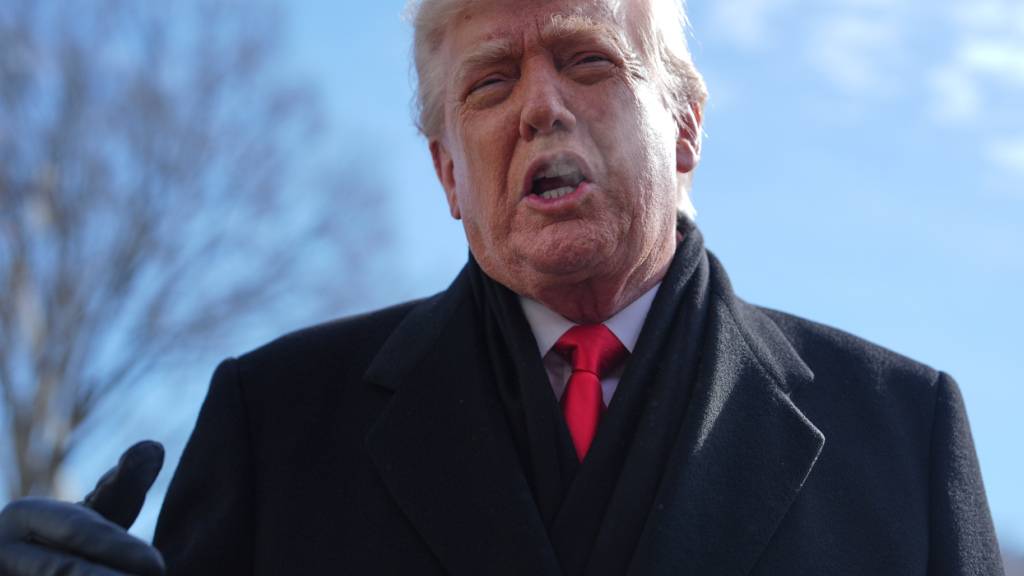 ARCHIV - US-Präsident Donald Trump spricht am Dienstag mit Reportern, bevor er an Bord der Marine One auf dem South Lawn des Weißen Hauses geht. Foto: Evan Vucci/AP/dpa