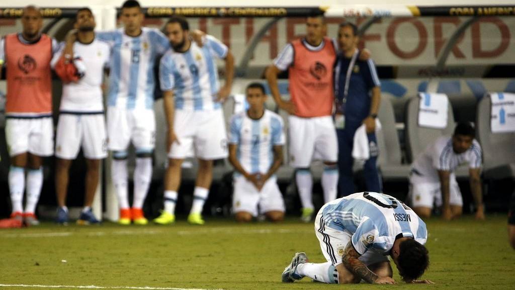 epa05393682 Argentina midfielder Lionel Messi (R) reacts after missing his penalty shot during the COPA America Centenario USA 2016 Cup final soccer match between Argentina and Chile at the MetLife Stadium in East Rutherford, New Jersey, USA, 26 June 2016.  EPA/JASON SZENES