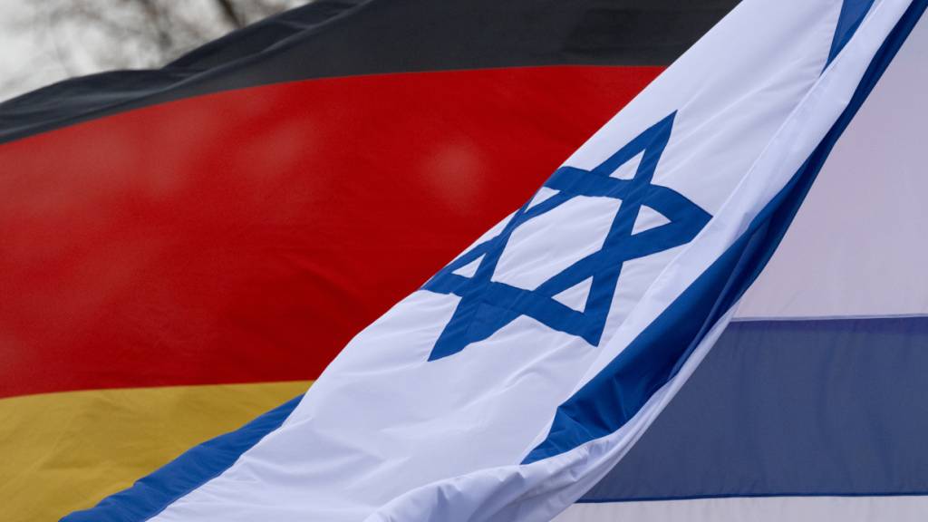 ARCHIV - Die Fahnen von Deutschland und Israel wehen vor dem Sächsischen Landtag im Wind. Foto: Robert Michael/dpa