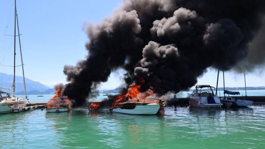 Die Flammen griffen vom zuerst in Brand geratenen Motorboot schnell auf andere Boote über.
