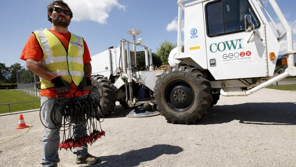 Ein Techniker führt im Rahmen des Genfer Geothermie-Projekts einen Lastwagen vor, der Schallwellen in den Boden schickt (Archiv)
