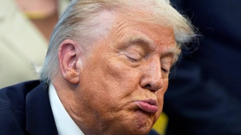 US-Präsident Donald Trump spricht nach dem Verlesen eines Memorandums mit dem Titel «Wiederherstellung von Recht und Ordnung in Memphis» im Oval Office des Weißen Hauses. Foto: Alex Brandon/AP/dpa