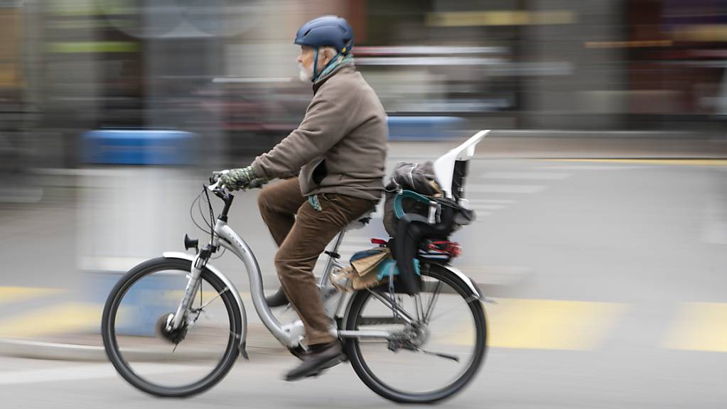 Das Tragen eines Helms soll künftig auch auf langsamen E-Bikes obligatorisch sein. Der Widerstand gegen das vom Bundesrat vorgeschlagene Obligatorium ist gross. (Themenbild)
