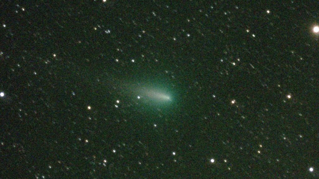 Am Abendhimmel stirbt derzeit der Komet «Atlas». Die Aufnahme stammt vom späten Abend des 22. April.