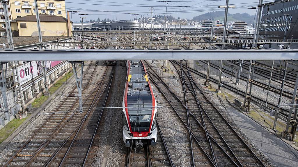 Die Kapazitäten des heutigen Luzerner Kopfbahnhofs sind ausgeschöpft, weswegen ein unterirdischer Durchgangsbahnhof realisiert werden soll. (Archivaufnahme)