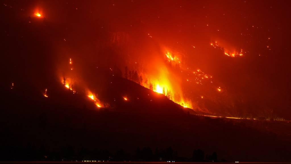 dpatopbilder - Der Waldbrand in der Bald Range, der die Menschen in der Region Süd-Okanagan zur Evakuierung ihrer Häuser gezwungen hat, wütet am späten Samstag. Foto: DARRYL DYCK/The Canadian Press/AP/dpa