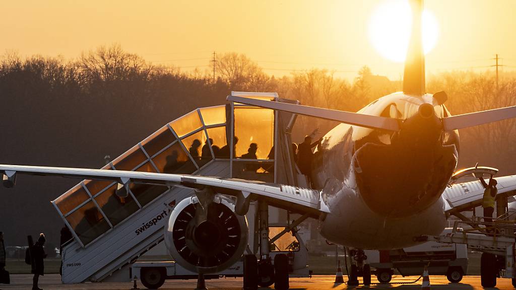 Menschen steigen am Flughafen Zürich in ein Flugzeug. Der weltweite Flugverkehr war 2023 wieder fast so hoch wie noch vor der Pandemie. (Symbolbild)