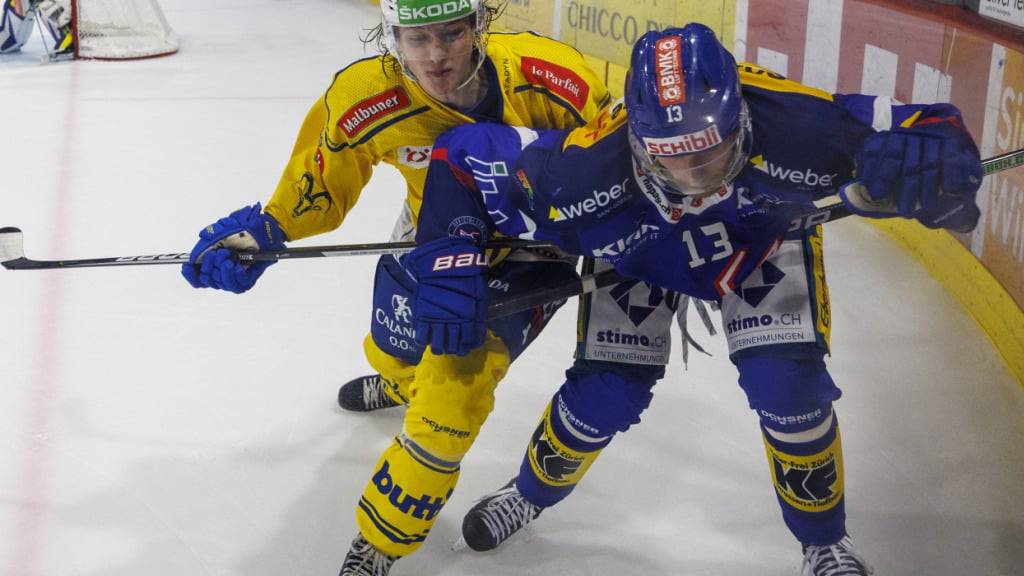 Tim Minder (links) trägt nächste Saison wieder das Dress des HC Davos (Archivbild)