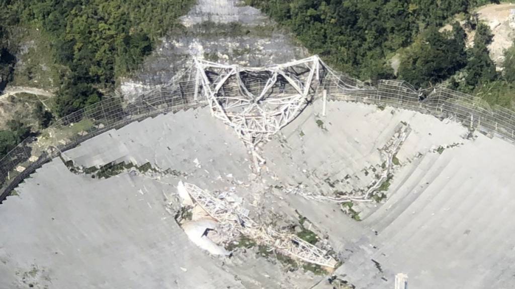 Das einst weltgrösste Radioteleskop in Puerto Rico ist in sich zusammengefallen.