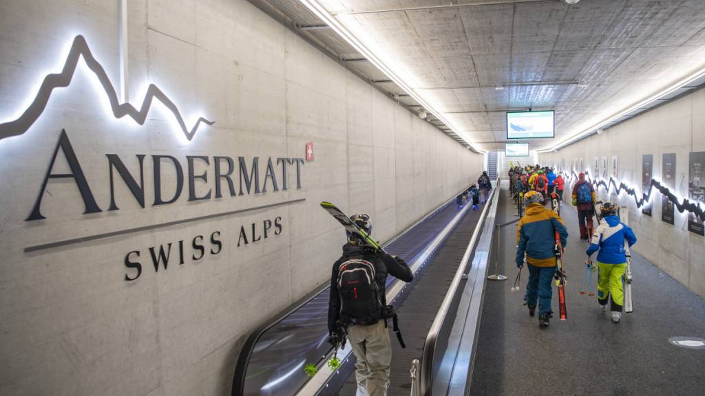 Wintergäste im Bahnhof Andermatt im Skigebiet Andermatt-Oberalp-Sedrun. (Symbolbild)