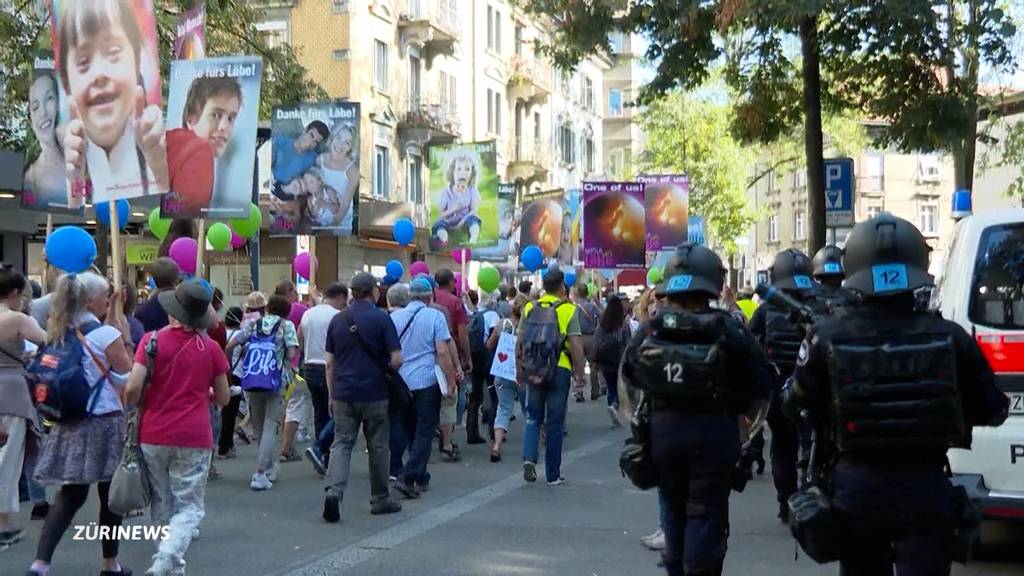 «Marsch fürs Läbe» eingezäunt und Gegen-Demo eingekesselt