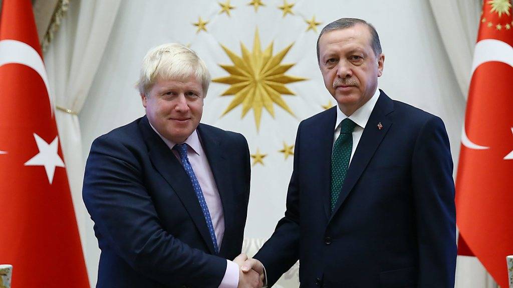 Der britische Aussenminister Boris Johnson (l) bei seinem Treffen mit dem türkischen Präsidenten Recep Tayyip Erdogan im vergangenen September (Archiv)