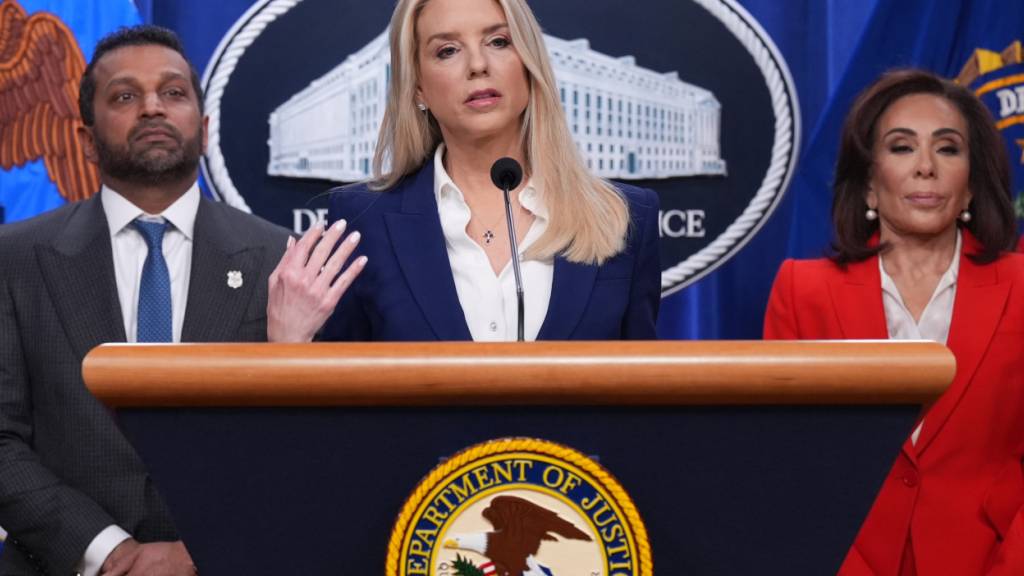 US-Generalstaatsanwältin Pam Bondi (M) FBI-Direktor Kash Patel (l)und Jeanine Pirro, US-Staatsanwältin für den District of Columbia, sprechen vor Reportern im Justizministerium, um die Festnahme eines Hauptbeteiligten an dem Angriff auf ein US-Gelände im Jahr 2012 in Lybien bekannt zu geben. Foto: J. Scott Applewhite/AP/dpa